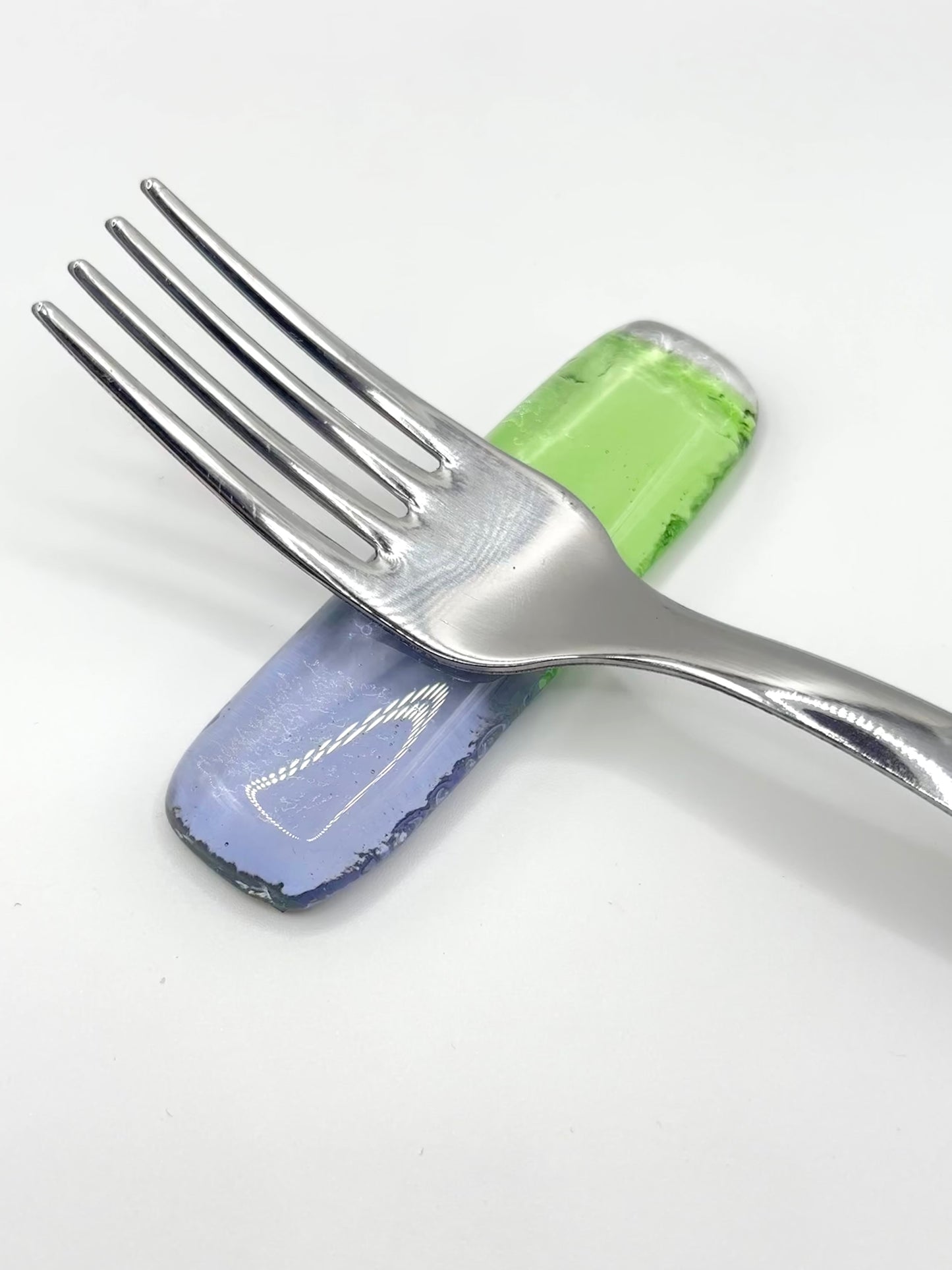 Set di poggia posate verde-lilla