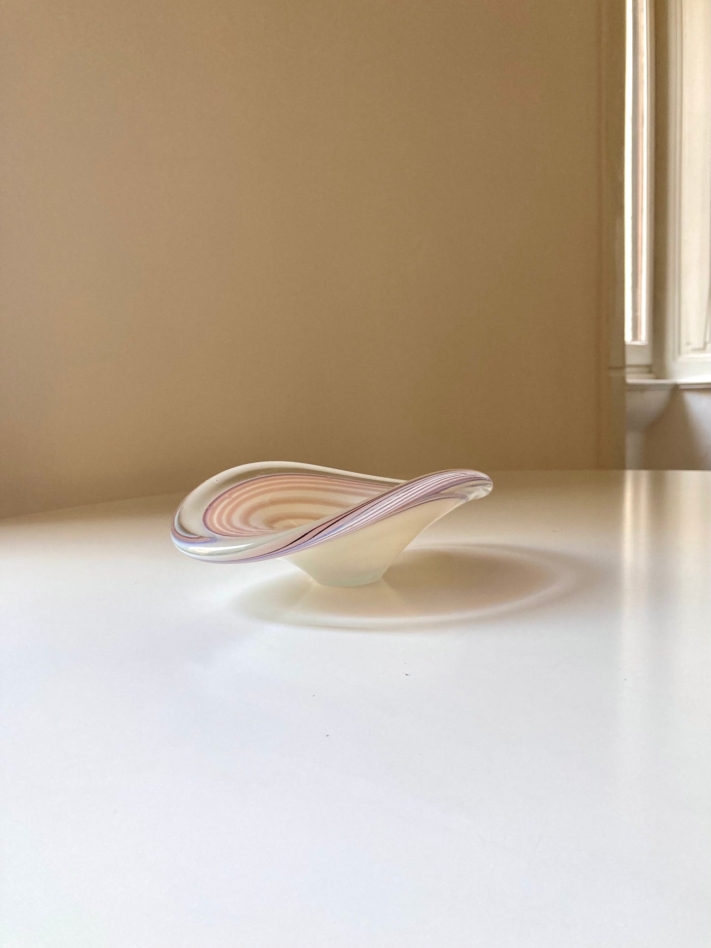 Sommerso glass bowl with pink spiral