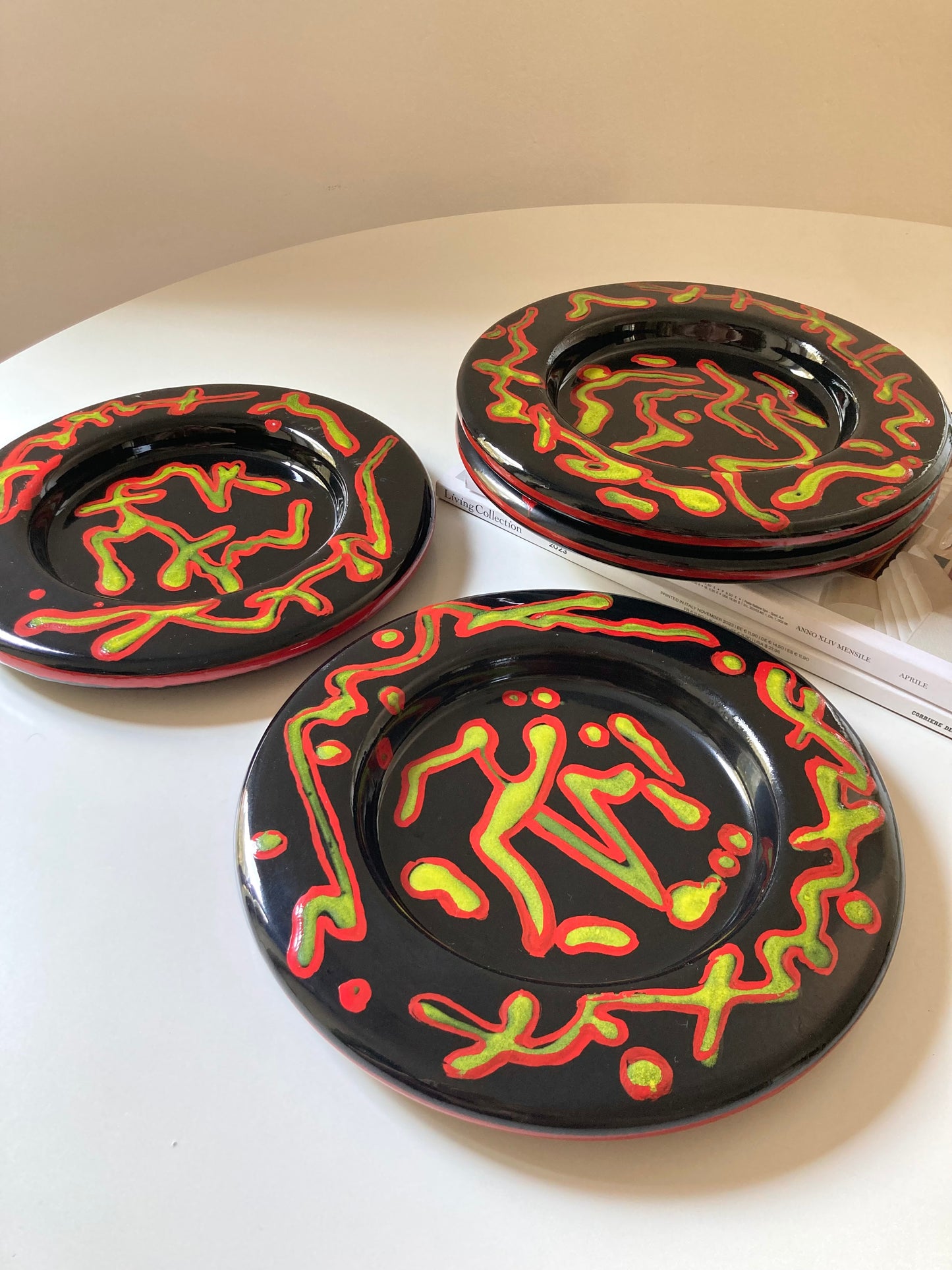 Set di 8 piatti in ceramica dipinti a mano