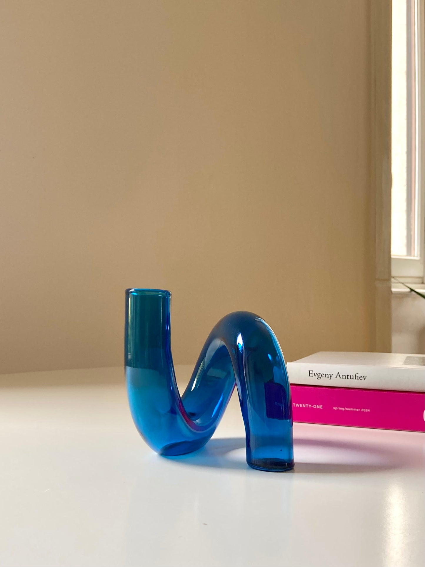Vaso curvo in vetro trasparente blu