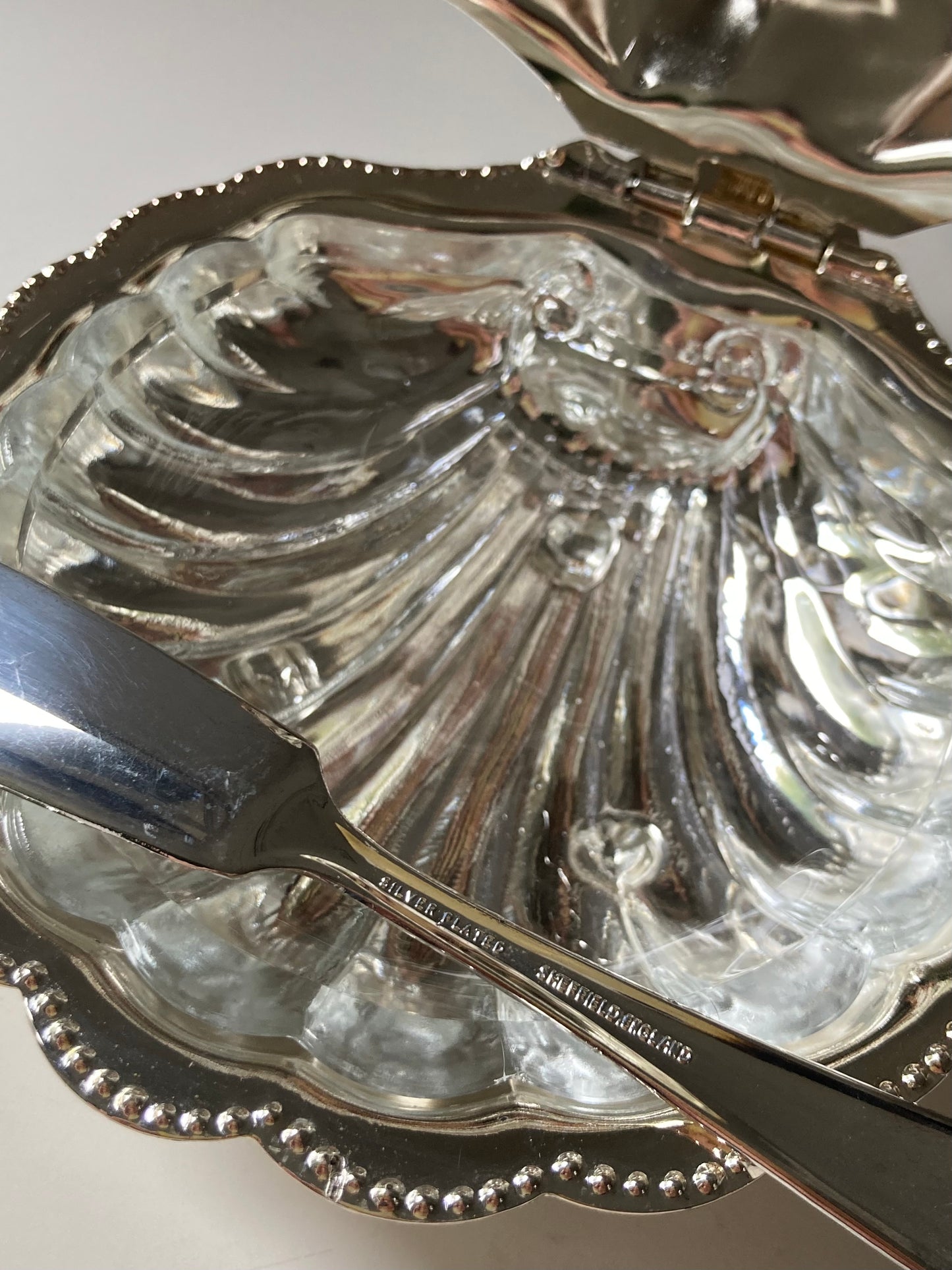 Due burriere vintage a forma di conchiglia