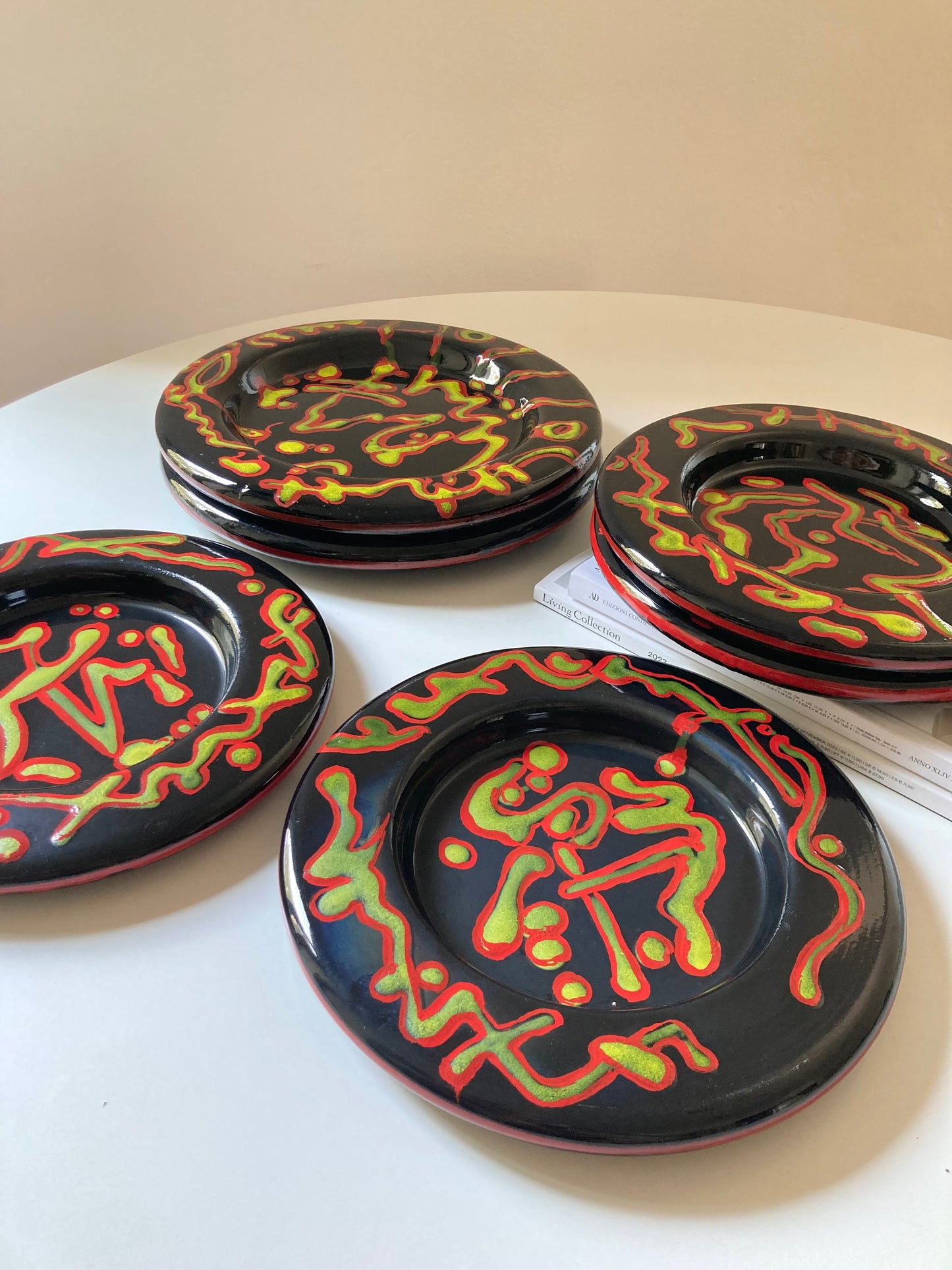 Set di 8 piatti in ceramica dipinti a mano