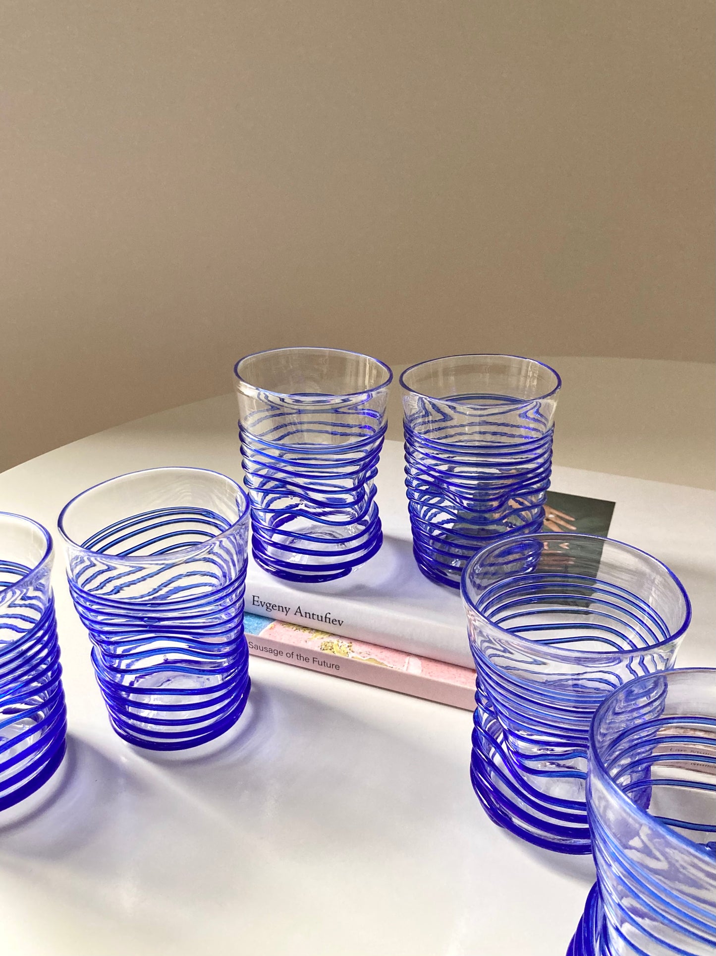 Set di goti veneziani con spirale blu