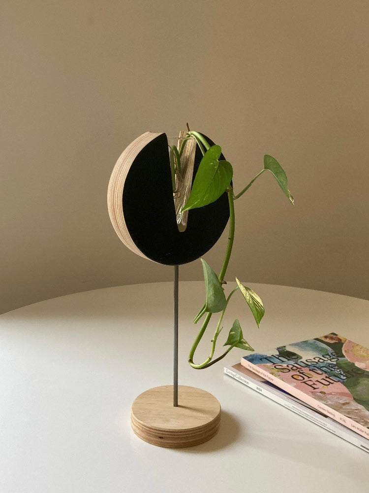 Vaso alto in legno e metallo