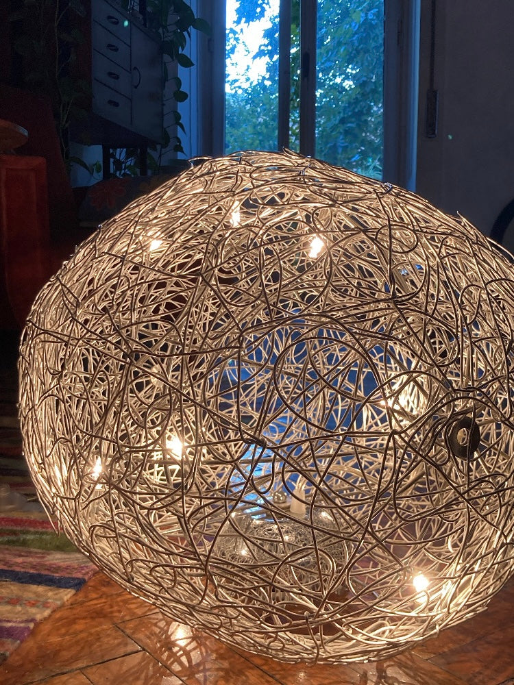 Grande lampada da terra in fil di ferro