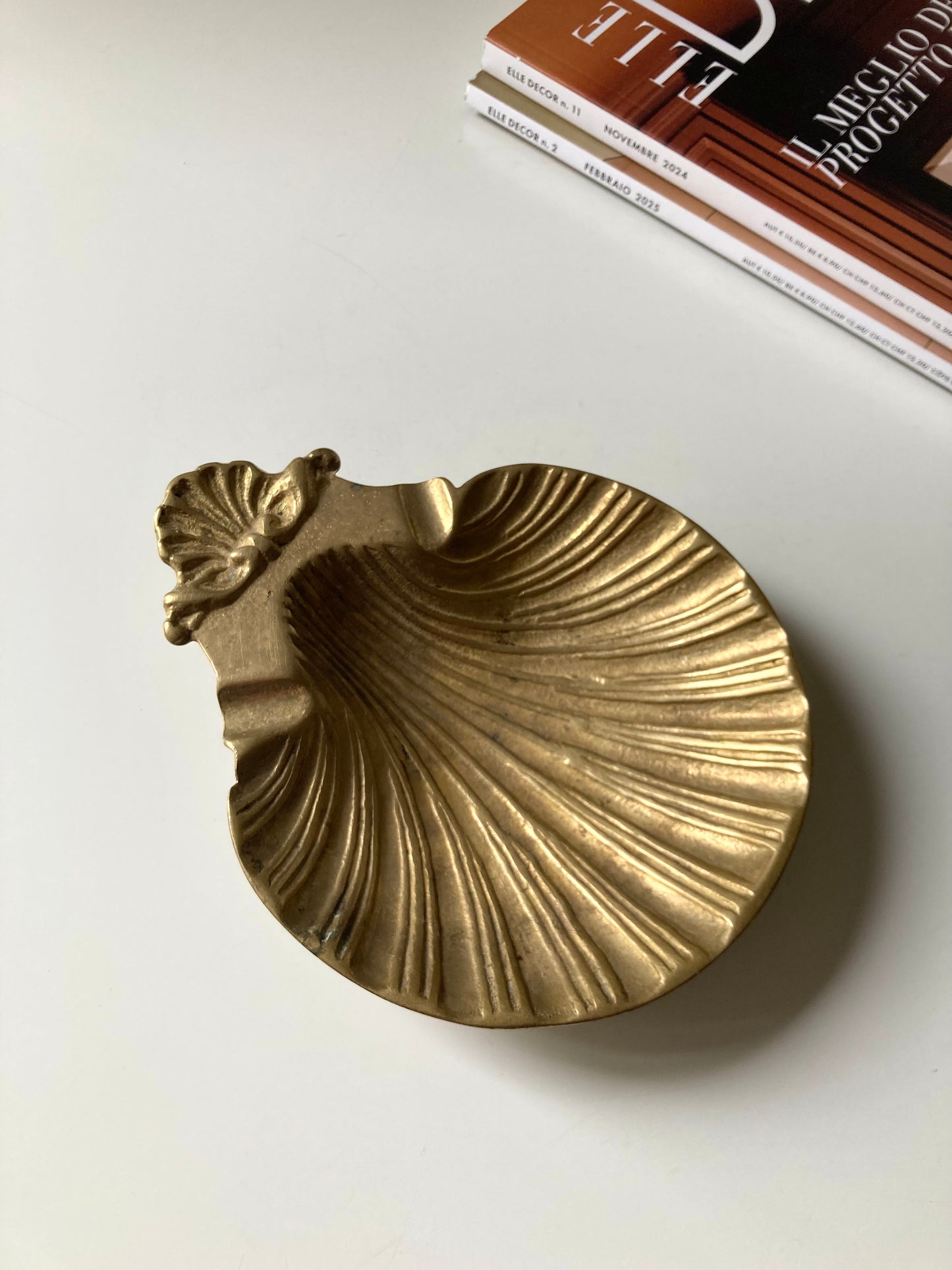 Posacenere a conchiglia in ottone
