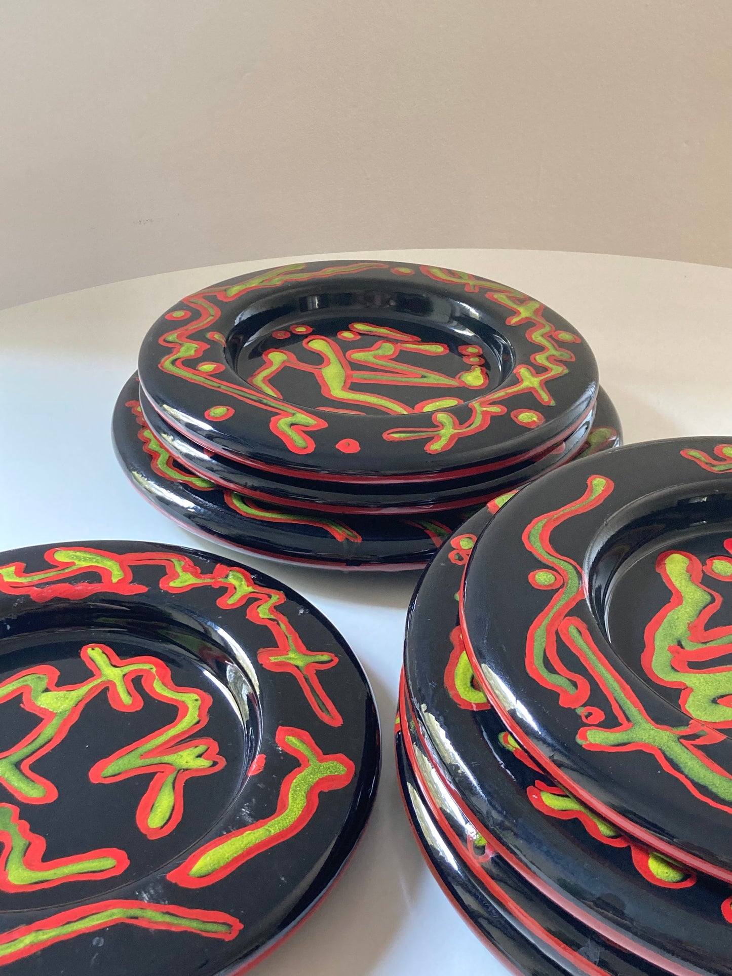 Set di 8 piatti in ceramica dipinti a mano