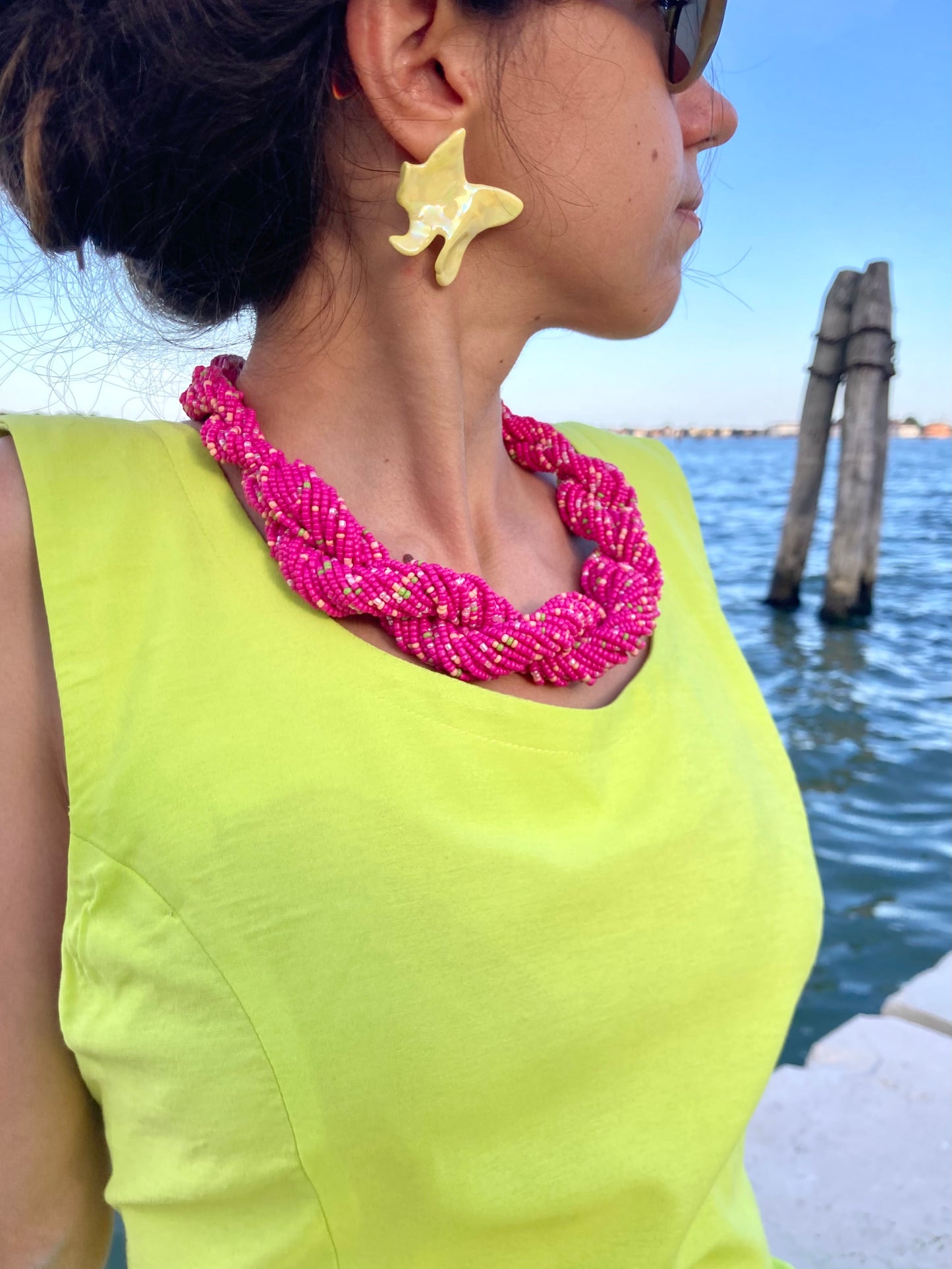 Collana intrecciata di perline rosa
