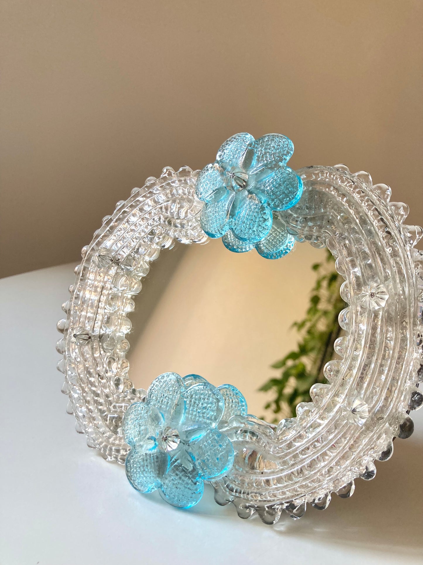 Specchio veneziano con fiori azzurri