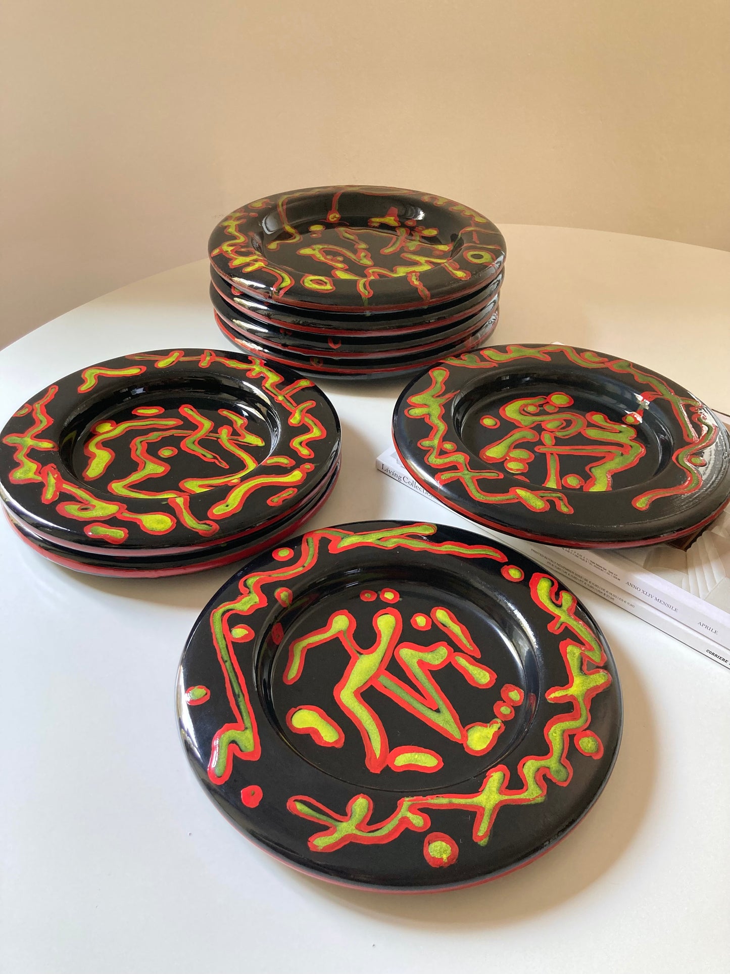 Set di 8 piatti in ceramica dipinti a mano
