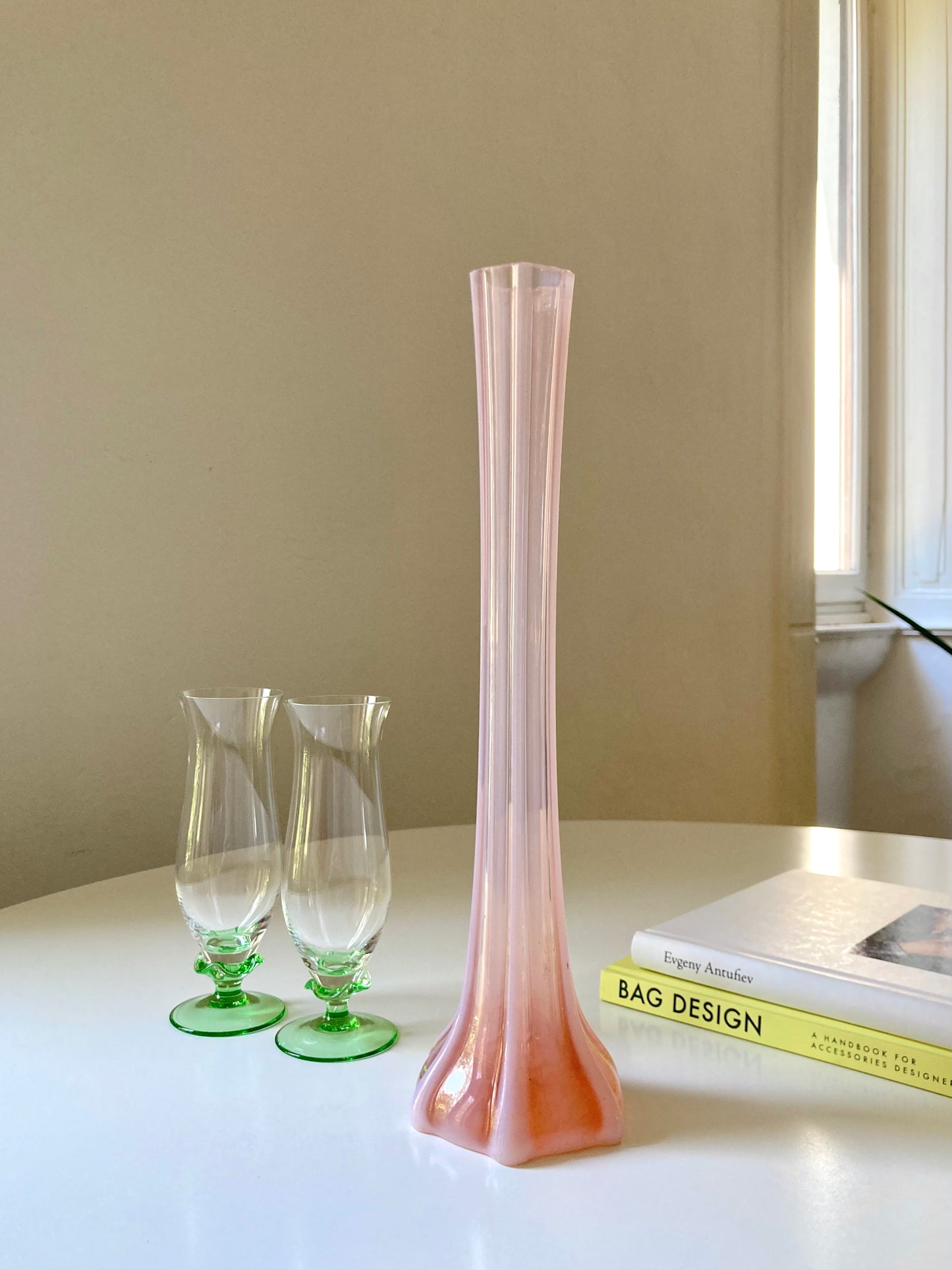 Grande vaso alto in vetro rosa