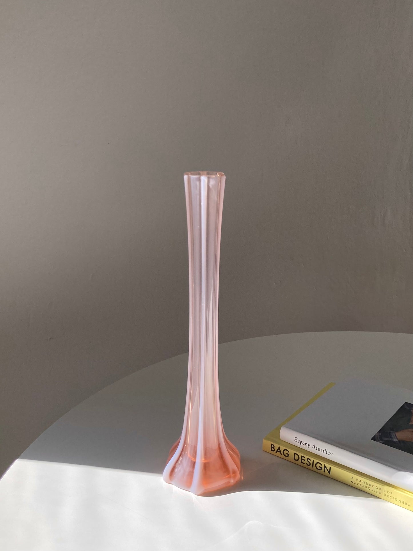 Grande vaso alto in vetro rosa