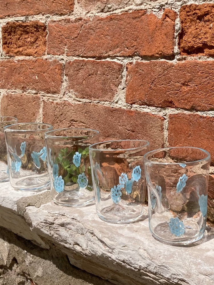 Set di goti veneziani con fiori azzurri