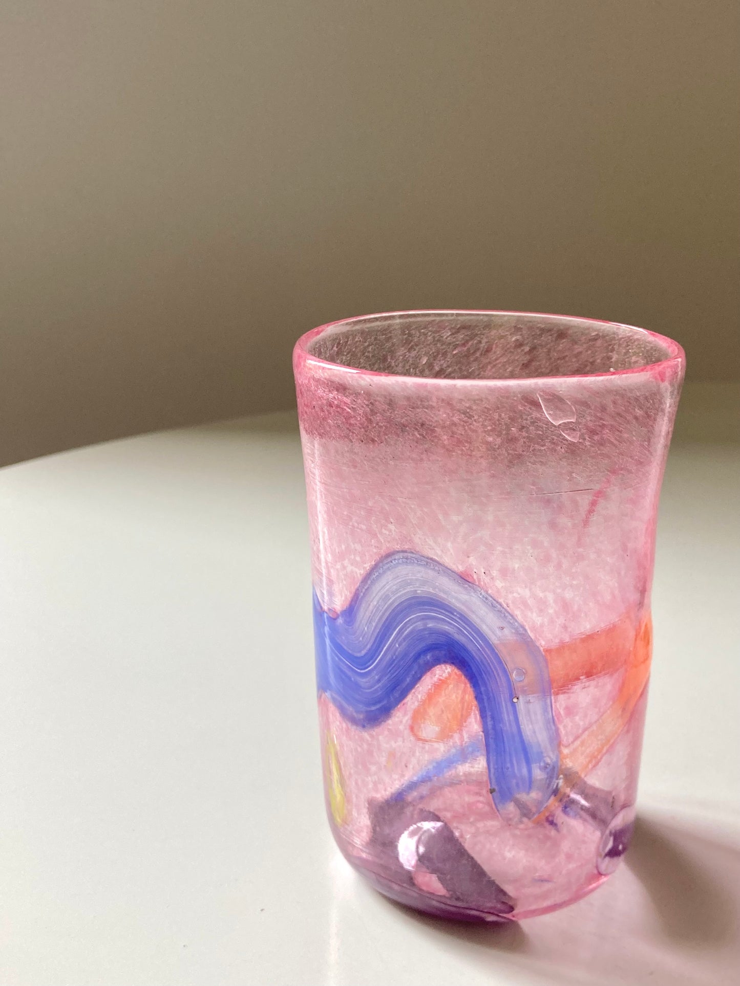 Set di goti veneziani rosa con linee colorate