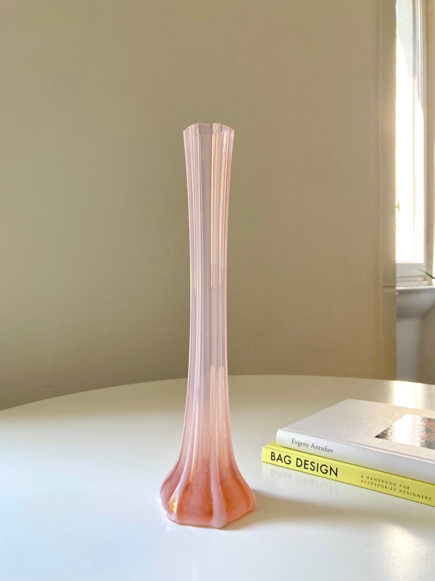 Grande vaso alto in vetro rosa