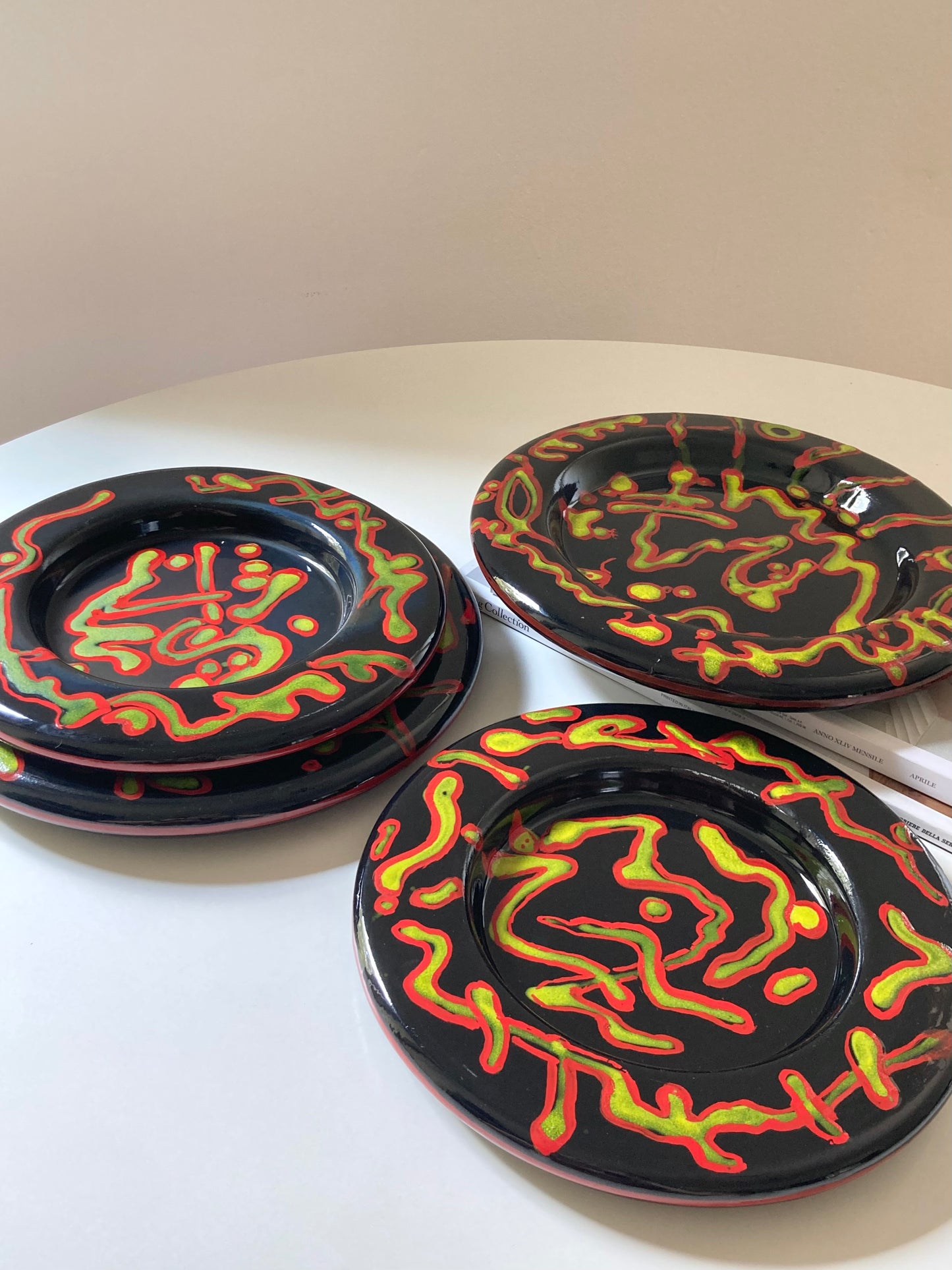 Set di 8 piatti in ceramica dipinti a mano