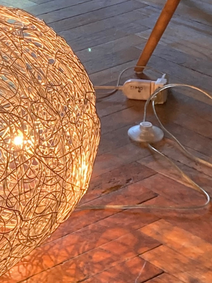 Grande lampada da terra in fil di ferro