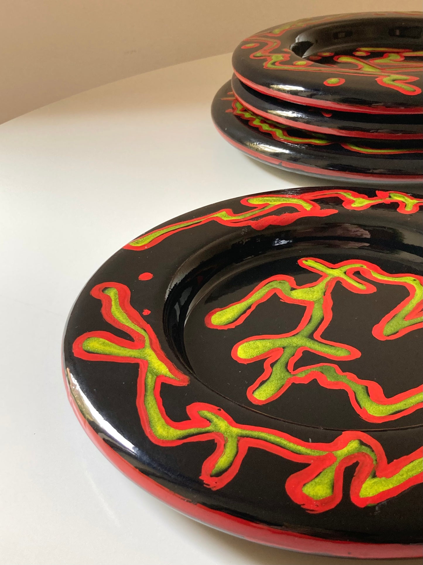 Set di 8 piatti in ceramica dipinti a mano