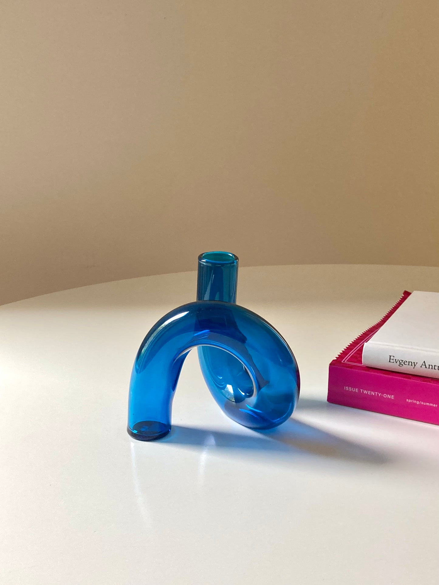 Vaso curvo in vetro trasparente blu