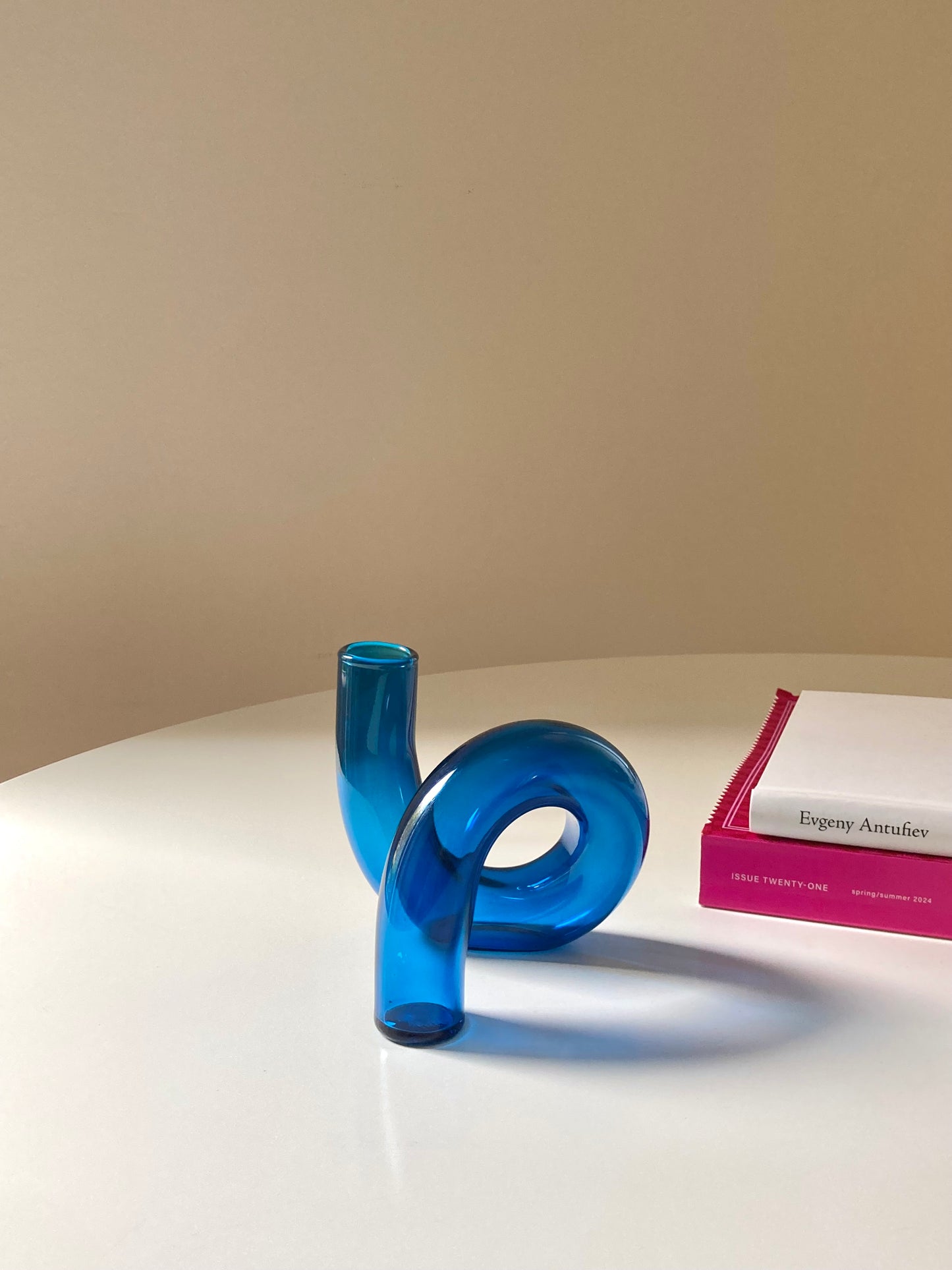 Vaso curvo in vetro trasparente blu