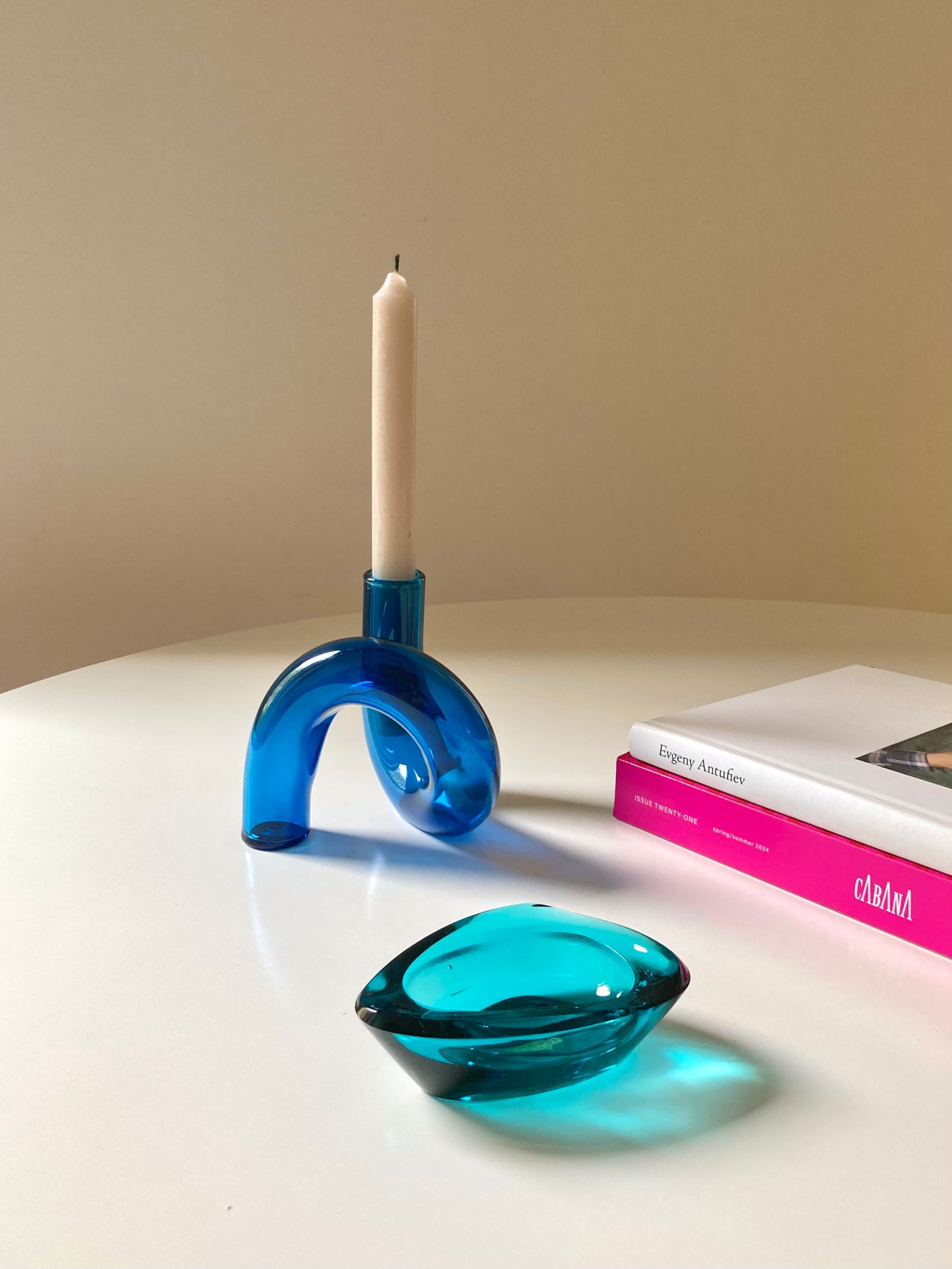 Vaso curvo in vetro trasparente blu