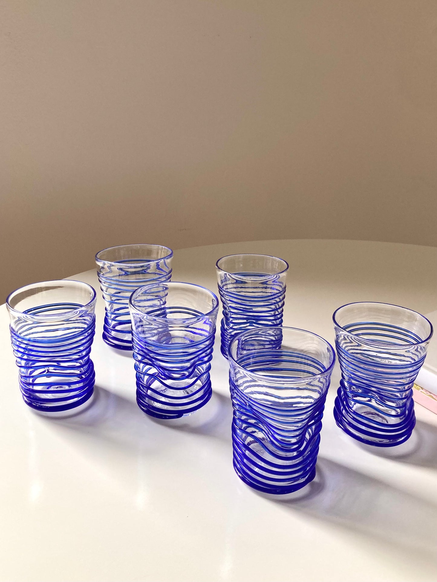 Set di goti veneziani con spirale blu