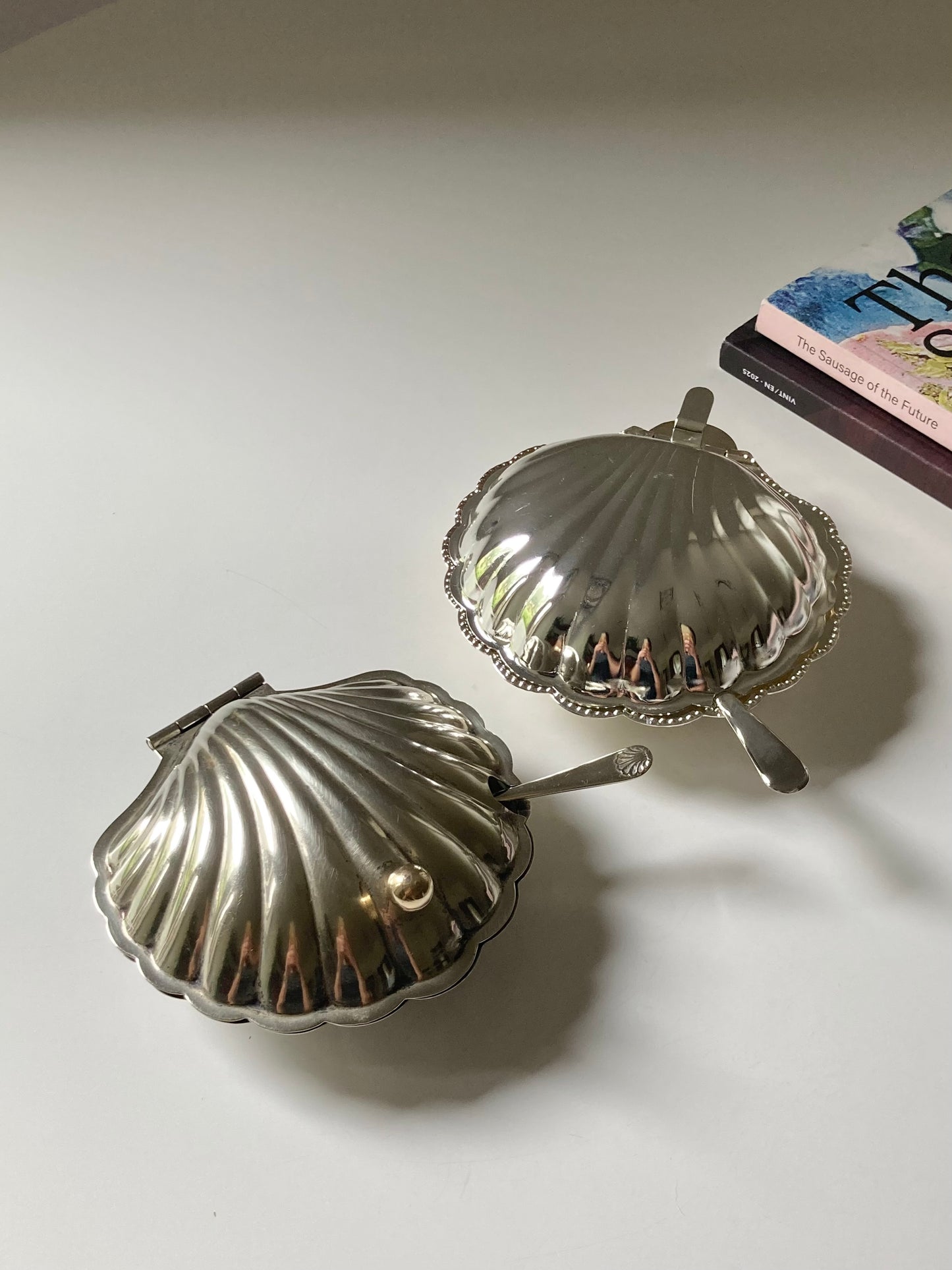 Due burriere vintage a forma di conchiglia