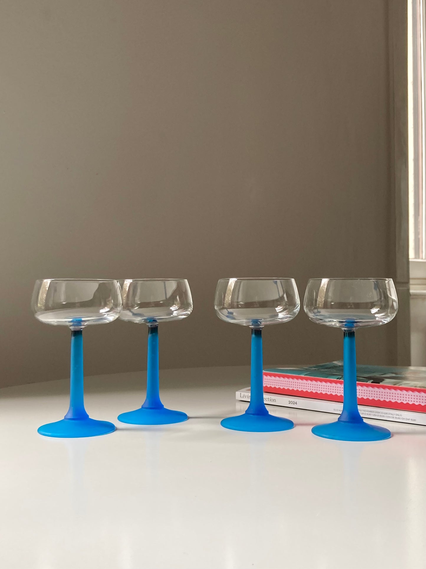 Set di 4 calici con stelo blu satinato