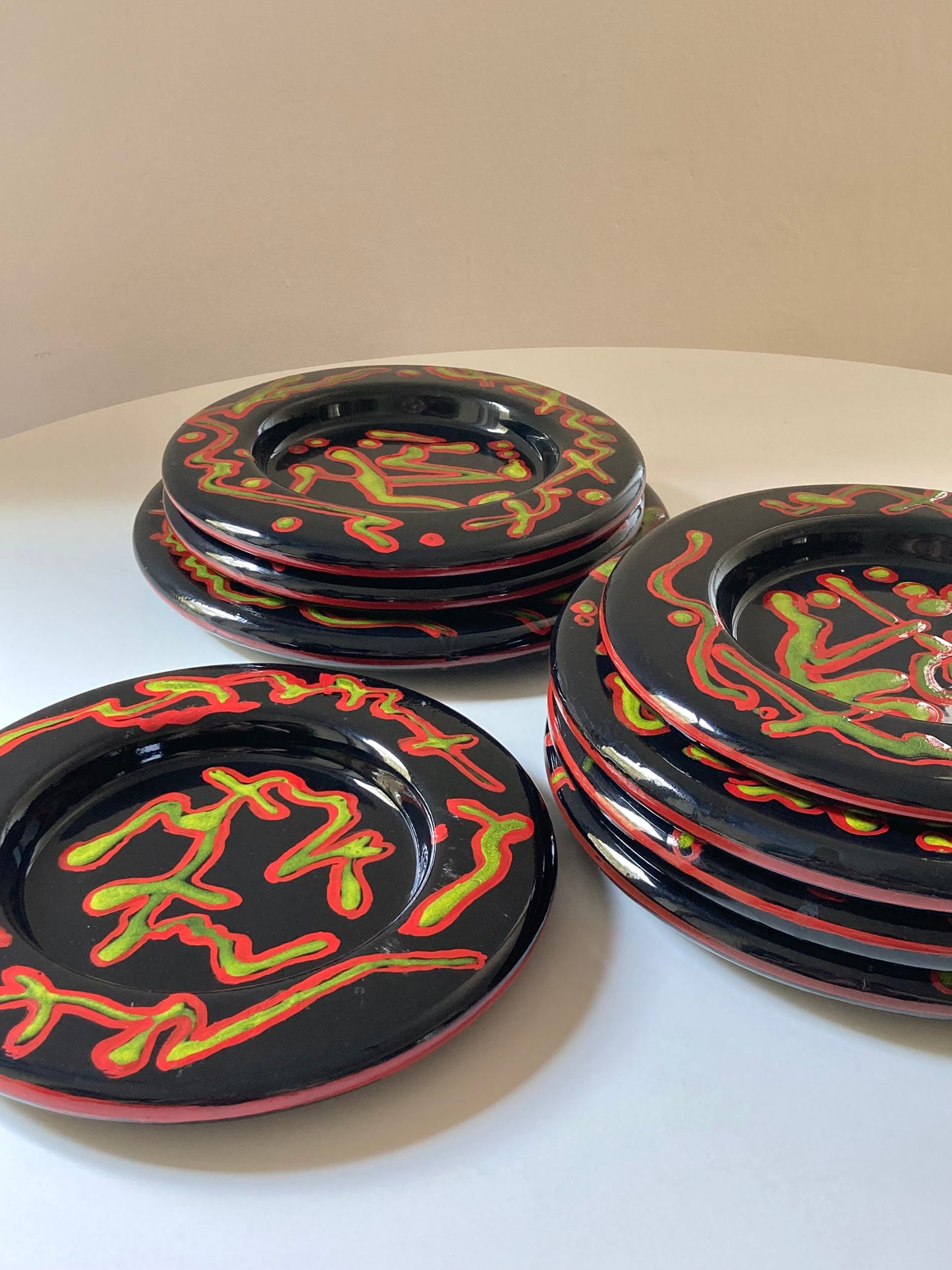 Set di 8 piatti in ceramica dipinti a mano