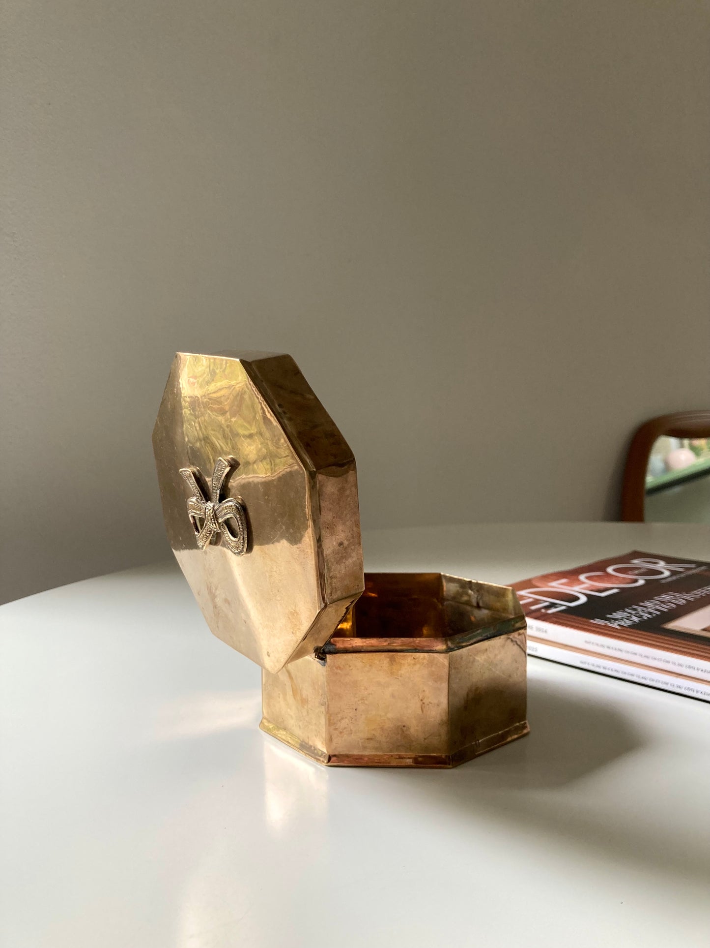 Portagioie vintage in ottone con fiocco