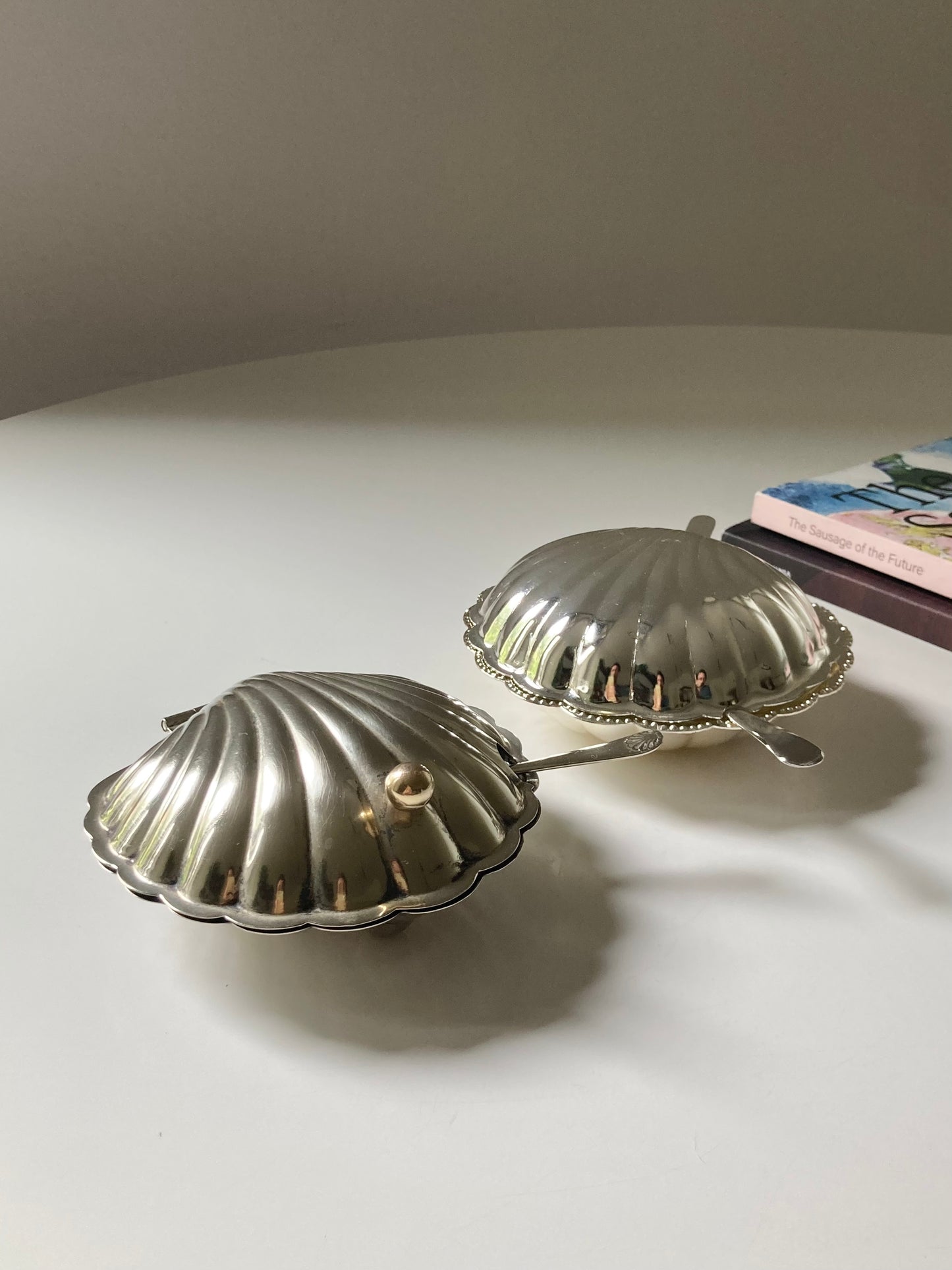 Due burriere vintage a forma di conchiglia