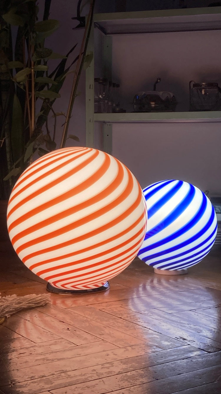 Lampe sphérique spirale bleue