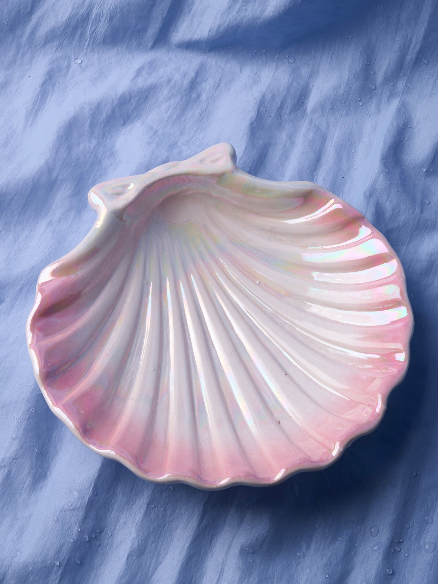 Piatto conchiglia rosa e bianca in ceramica