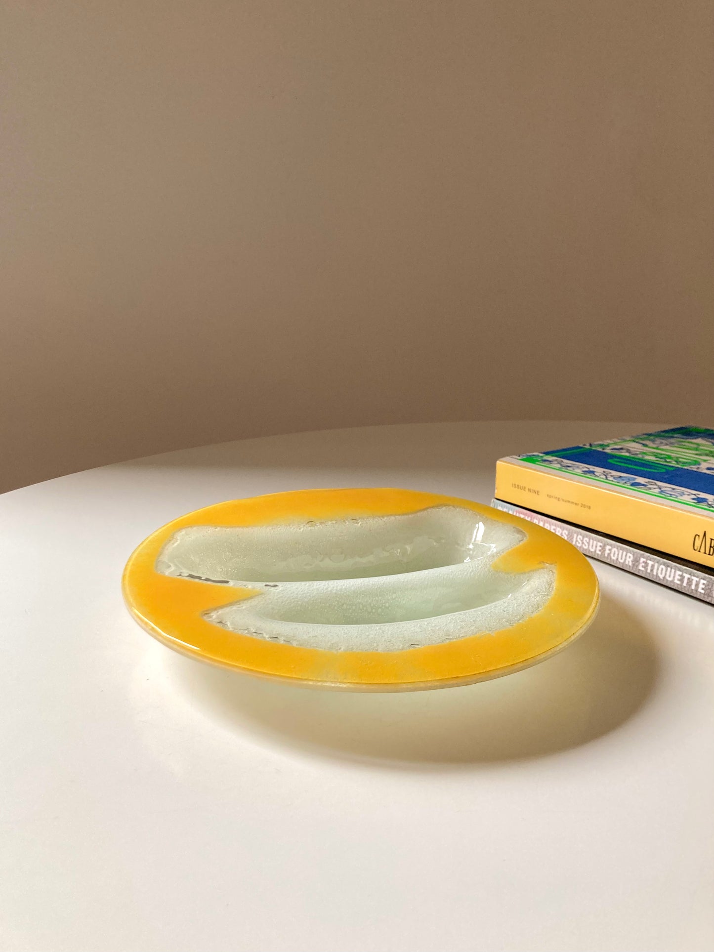 Piatto in vetro giallo e bianco