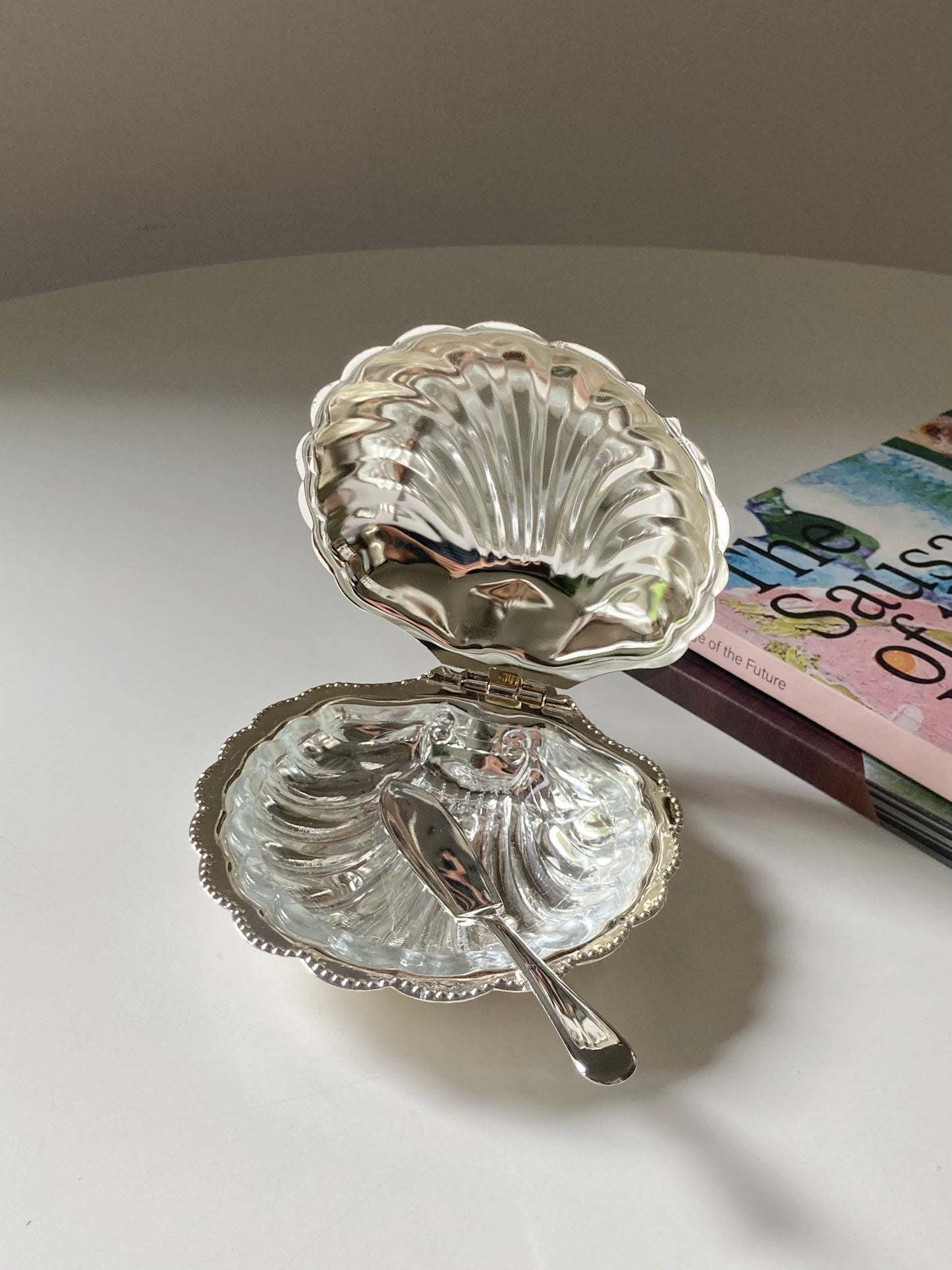 Due burriere vintage a forma di conchiglia