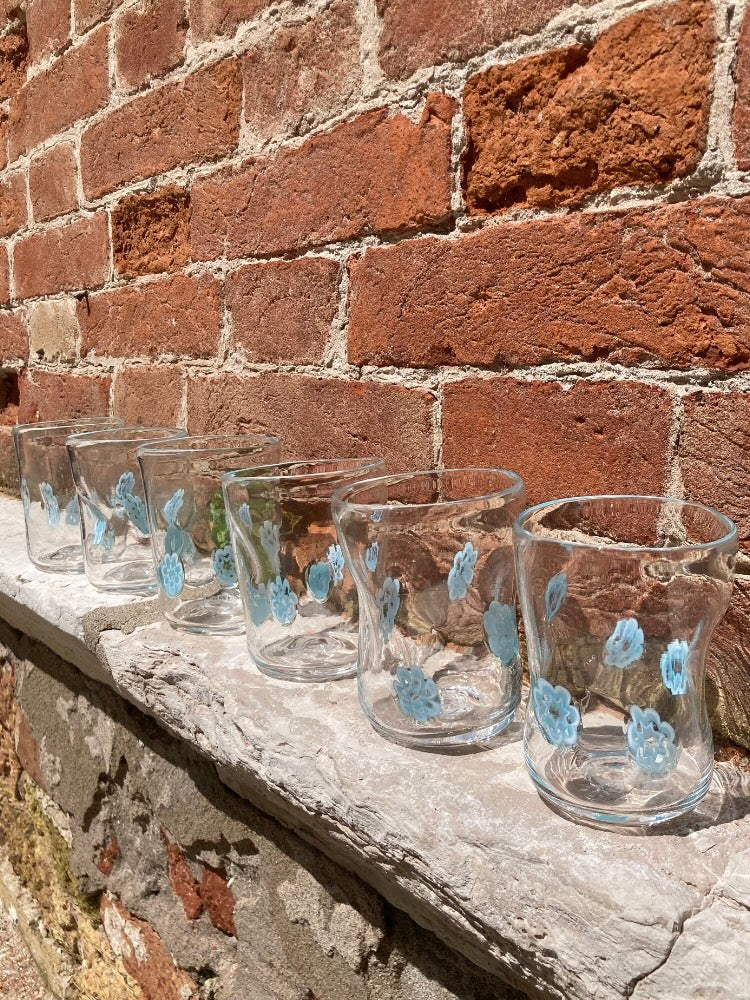 Set di goti veneziani con fiori azzurri