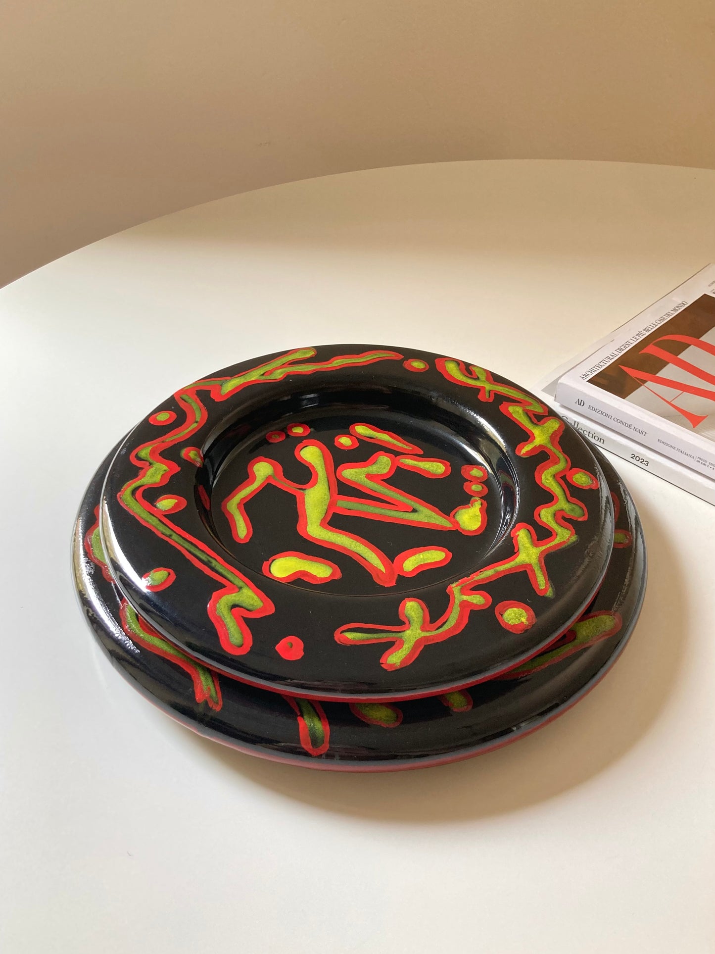 Set di 8 piatti in ceramica dipinti a mano