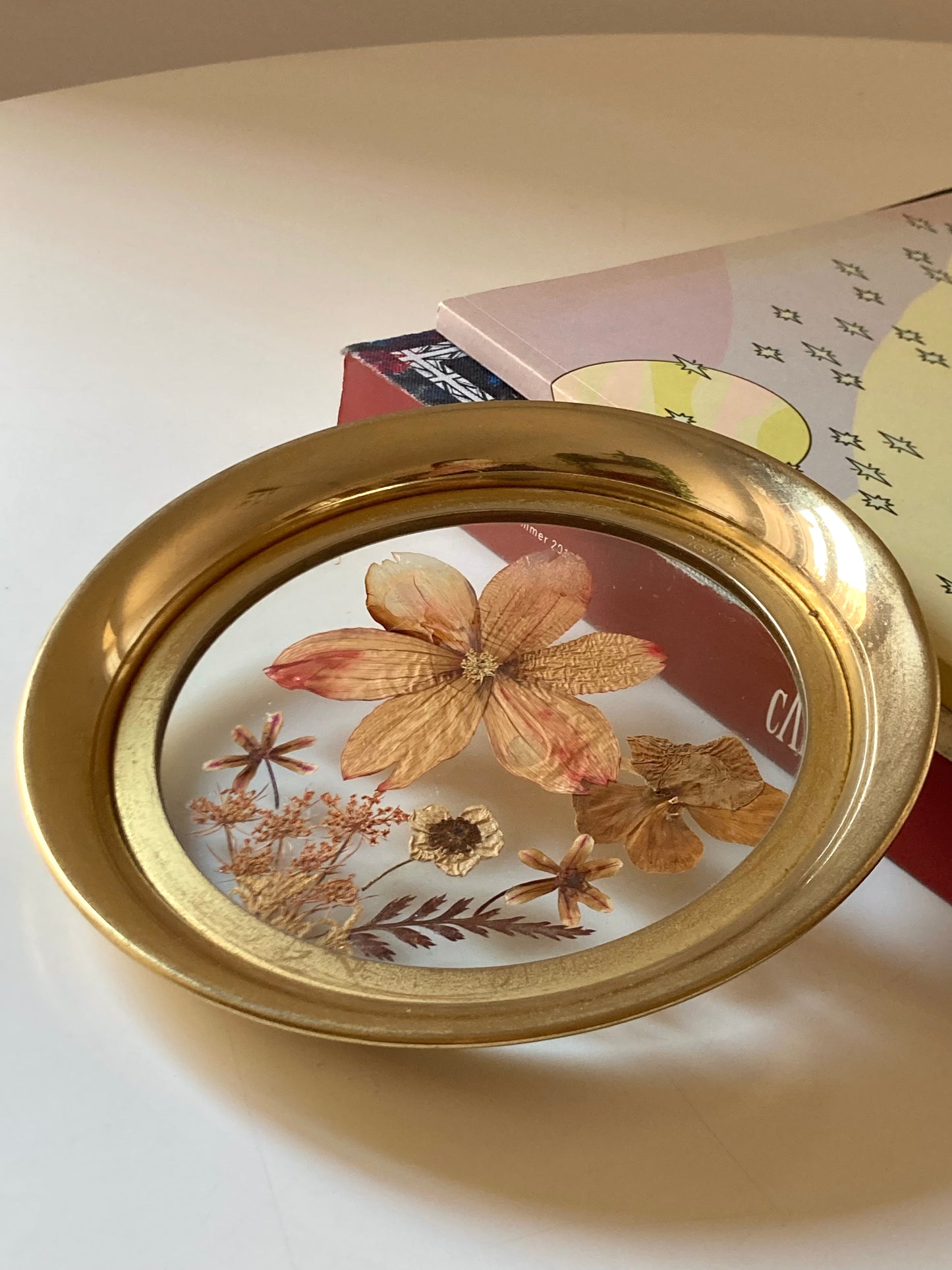 Piattino vintage con fiori essiccati
