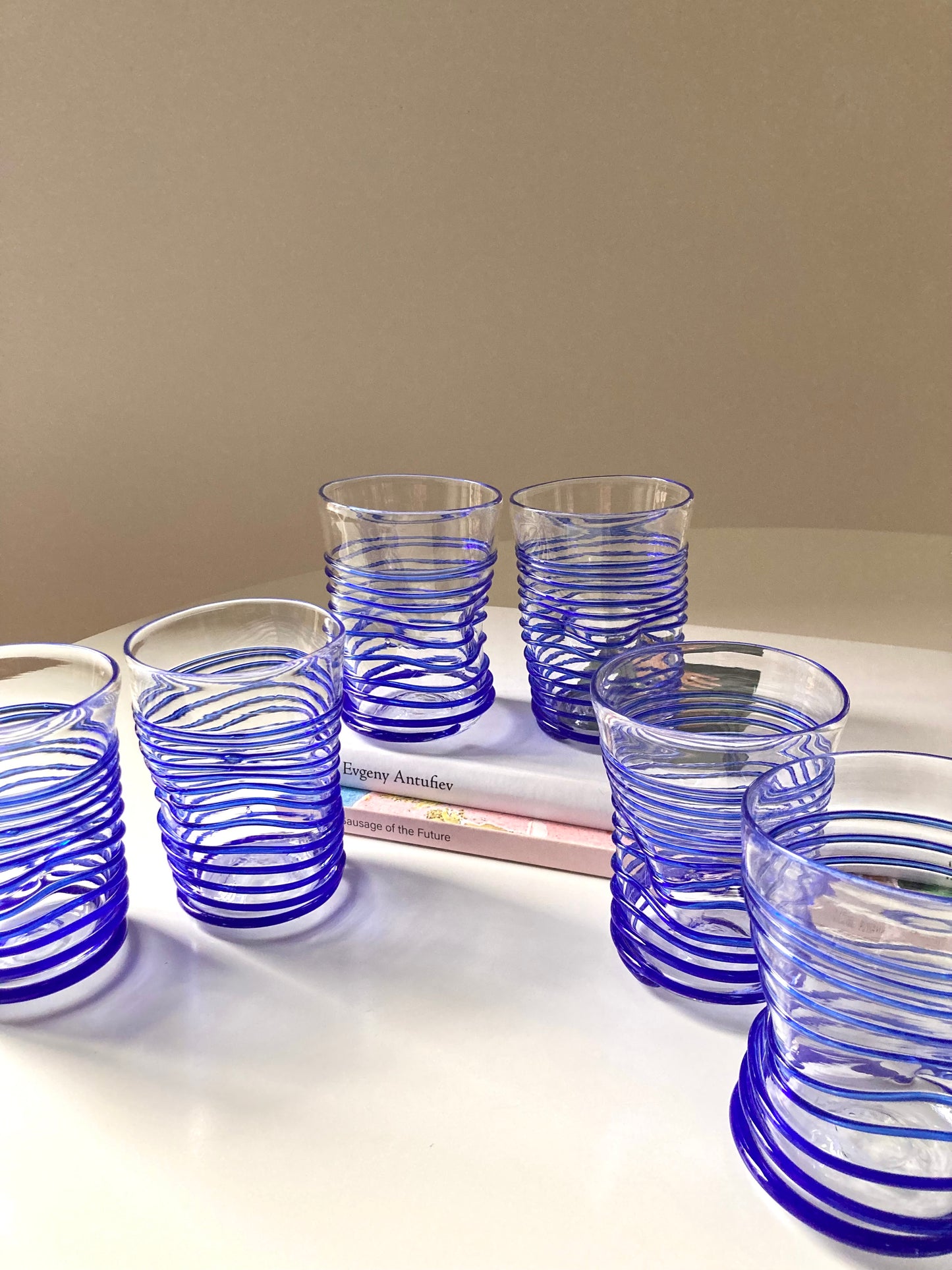 Set di goti veneziani con spirale blu