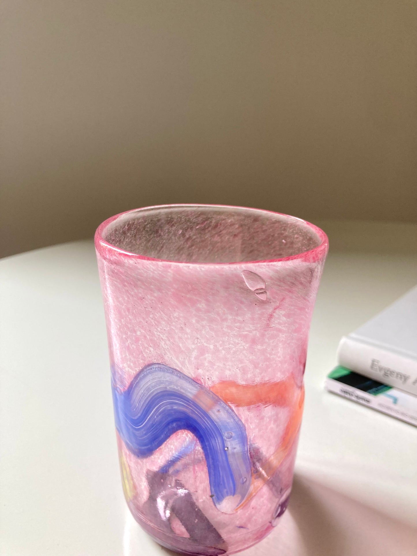 Set di goti veneziani rosa con linee colorate