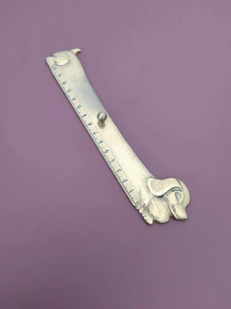 Righello bassotto vintage in ottone