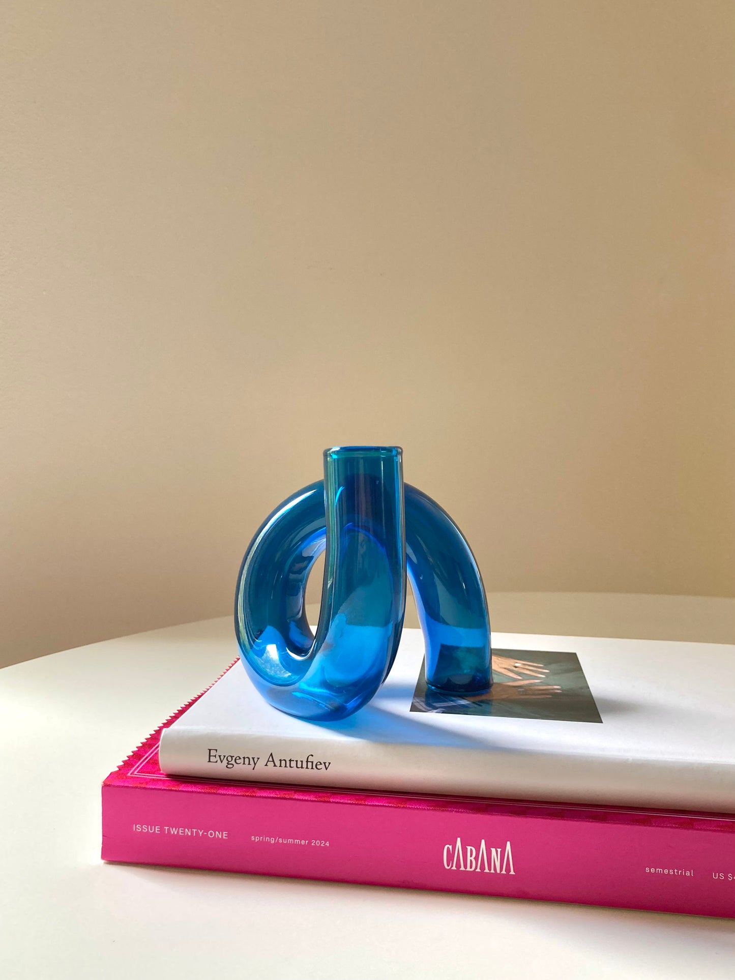 Vaso curvo in vetro trasparente blu