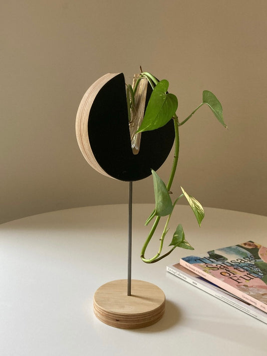 Vaso alto in legno e metallo