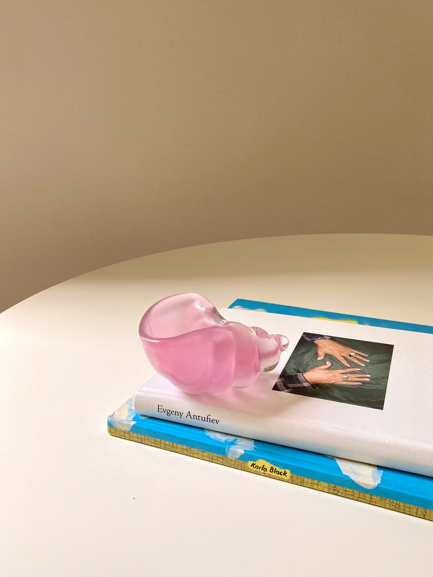 Shell-shaped pink glass bowl