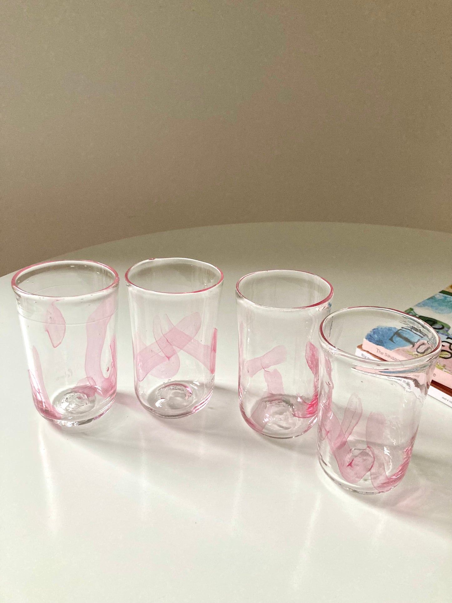 Set di goti veneziani con linee rosa trasparenti
