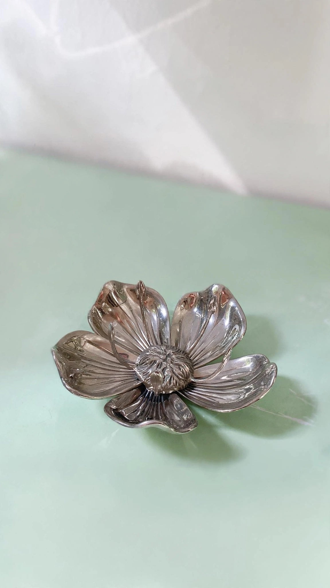 Portacenere vintage a fiore con petali