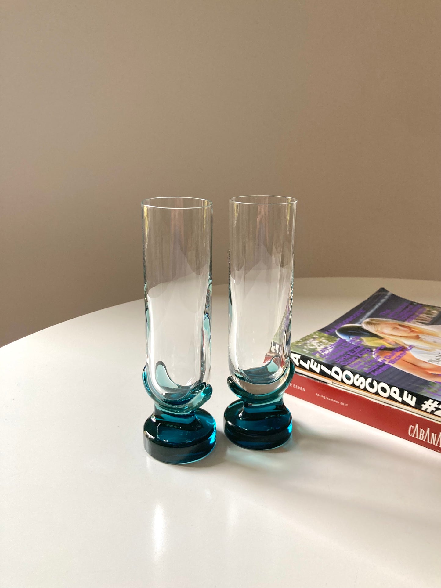 Set of 6 tall glasses with petrol blue base