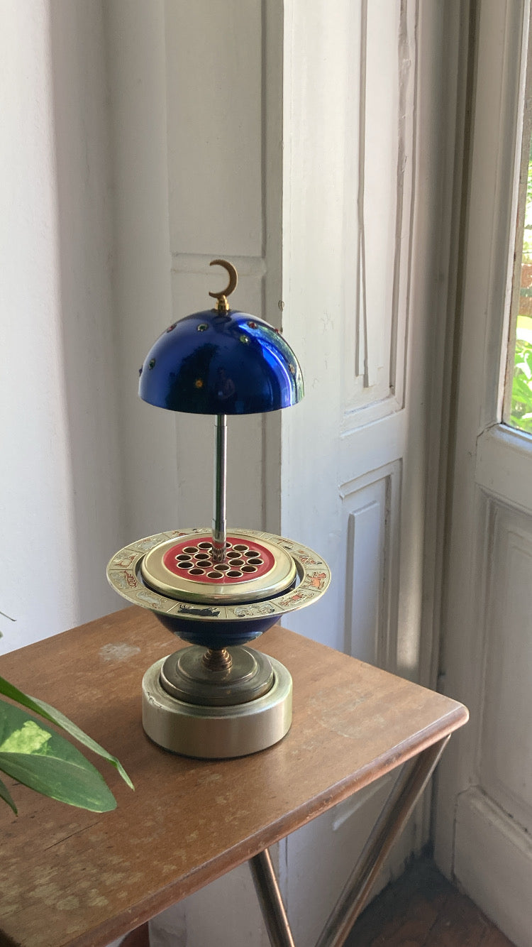 Portasigarette vintage a forma di pianeta
