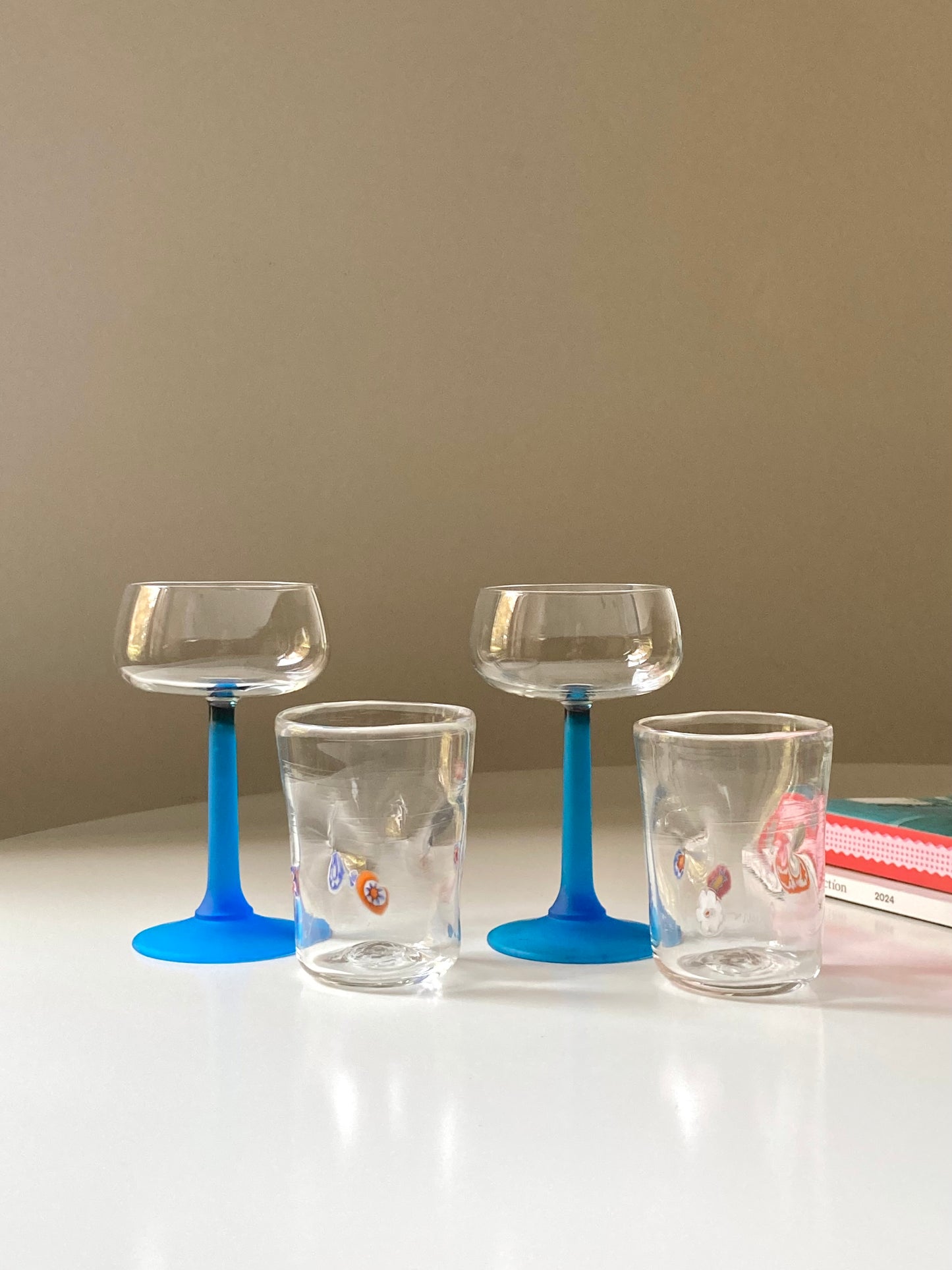 Set di 4 calici con stelo blu satinato