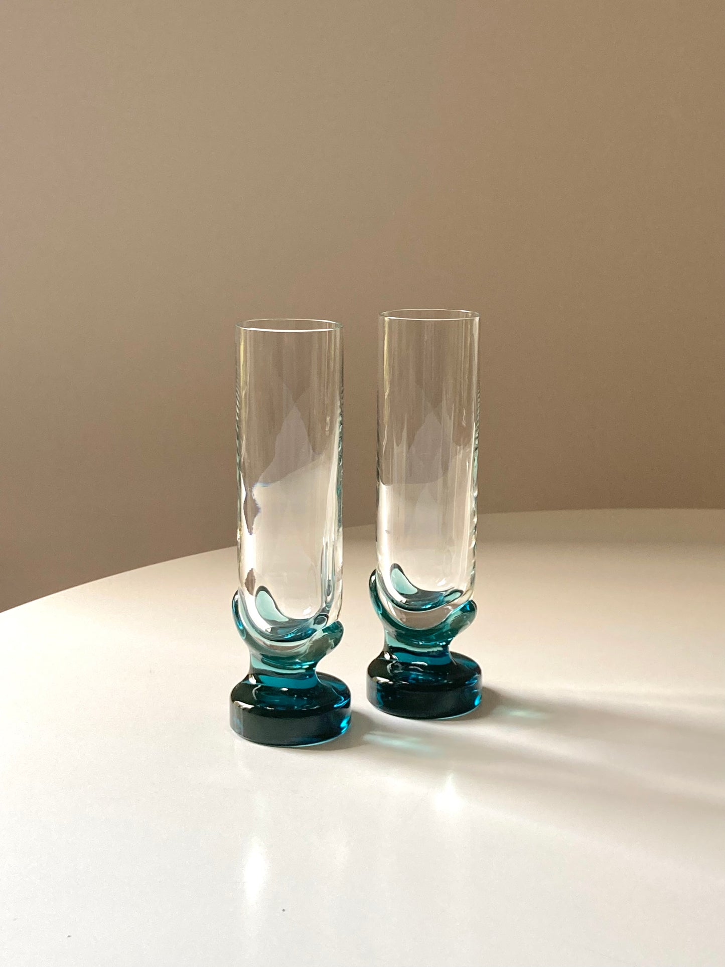 Set of 6 tall glasses with petrol blue base